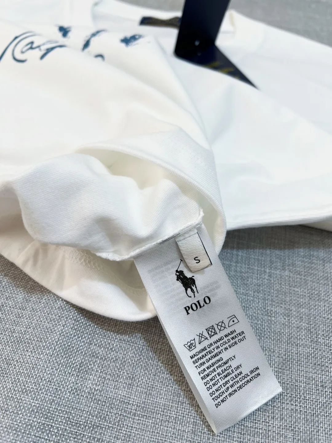 P140 Polo Ralph Lauren 2026ss spring and summer new style Equestrian Rider Nevis island printed round neck short-sleeved T-shirt; new products are available on the official website at the same time; strictly control the size of the LOGO; the color matching and color matching details are consistent with the official website; simple and fashionable style; select 240g double yarn pure cotton fabric; high specification tight threaded neckline; back body seaming and bone; pre-made high-temperature anti-shrinking process before leaving the factory; not easy to deform and shrink after washing; essential clothing for three seasons; color: black white, size XS-L (Can wear up to 200 pounds)